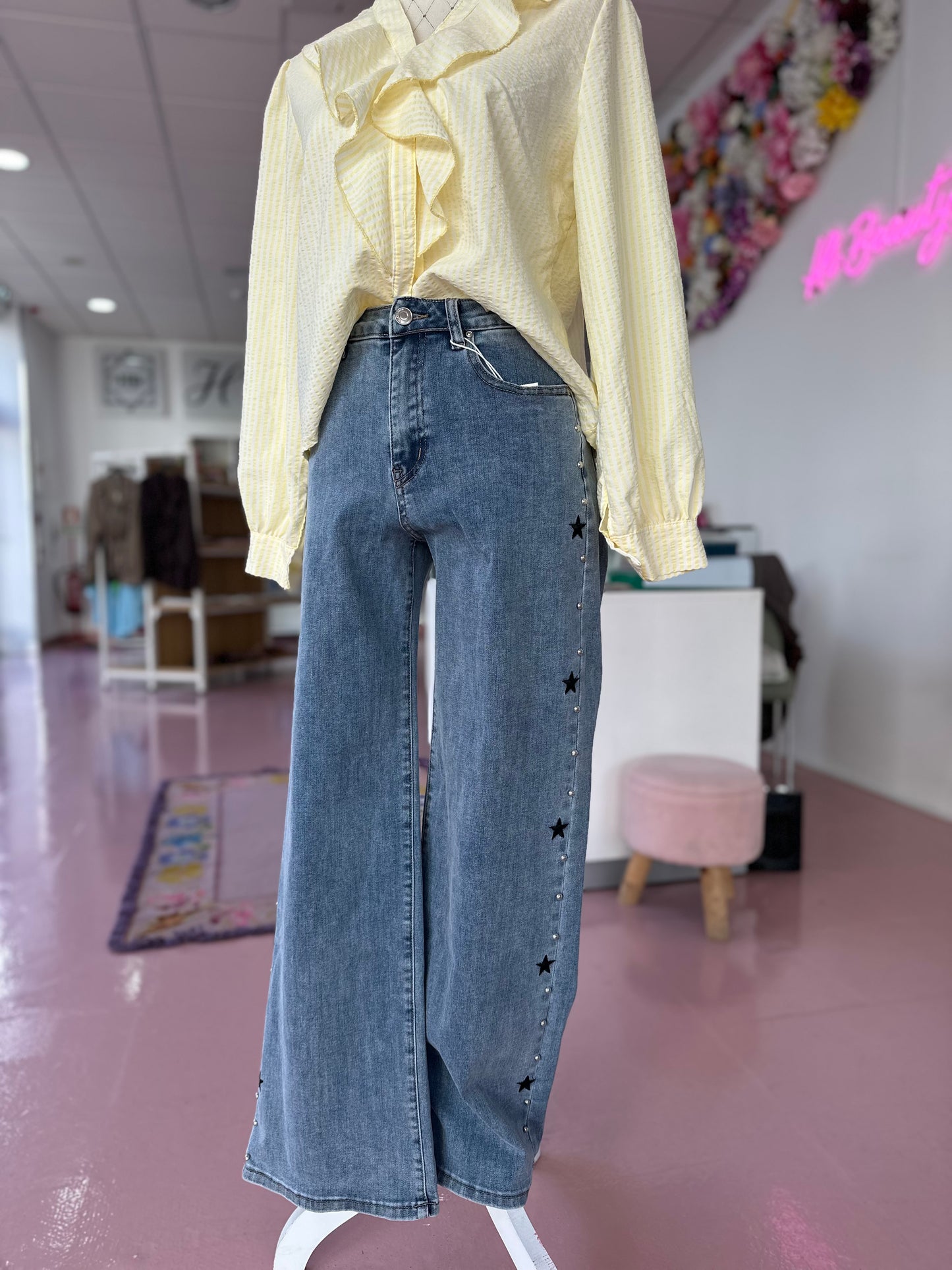 Calça com estrela e tachas
