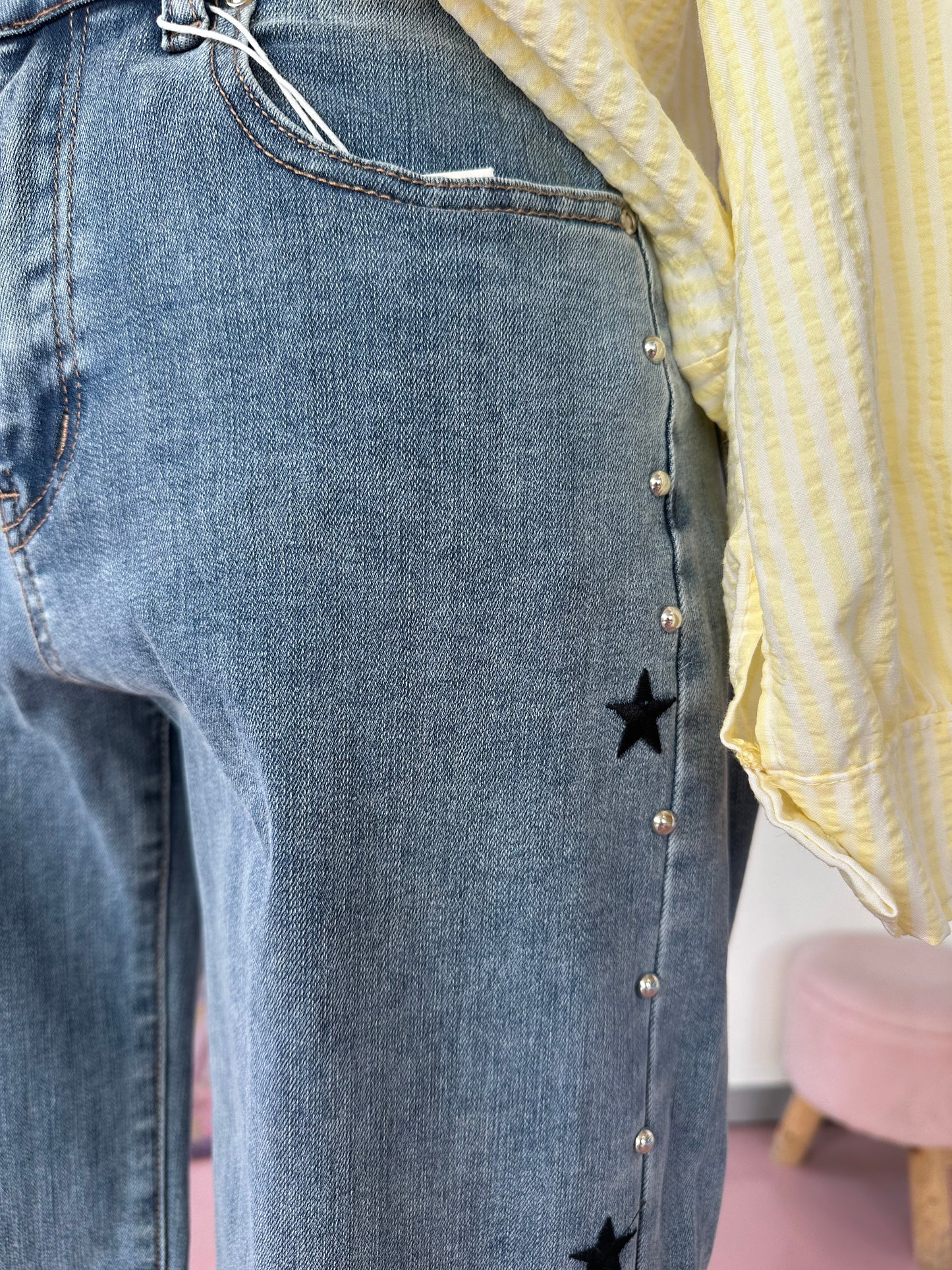 Calça com estrela e tachas