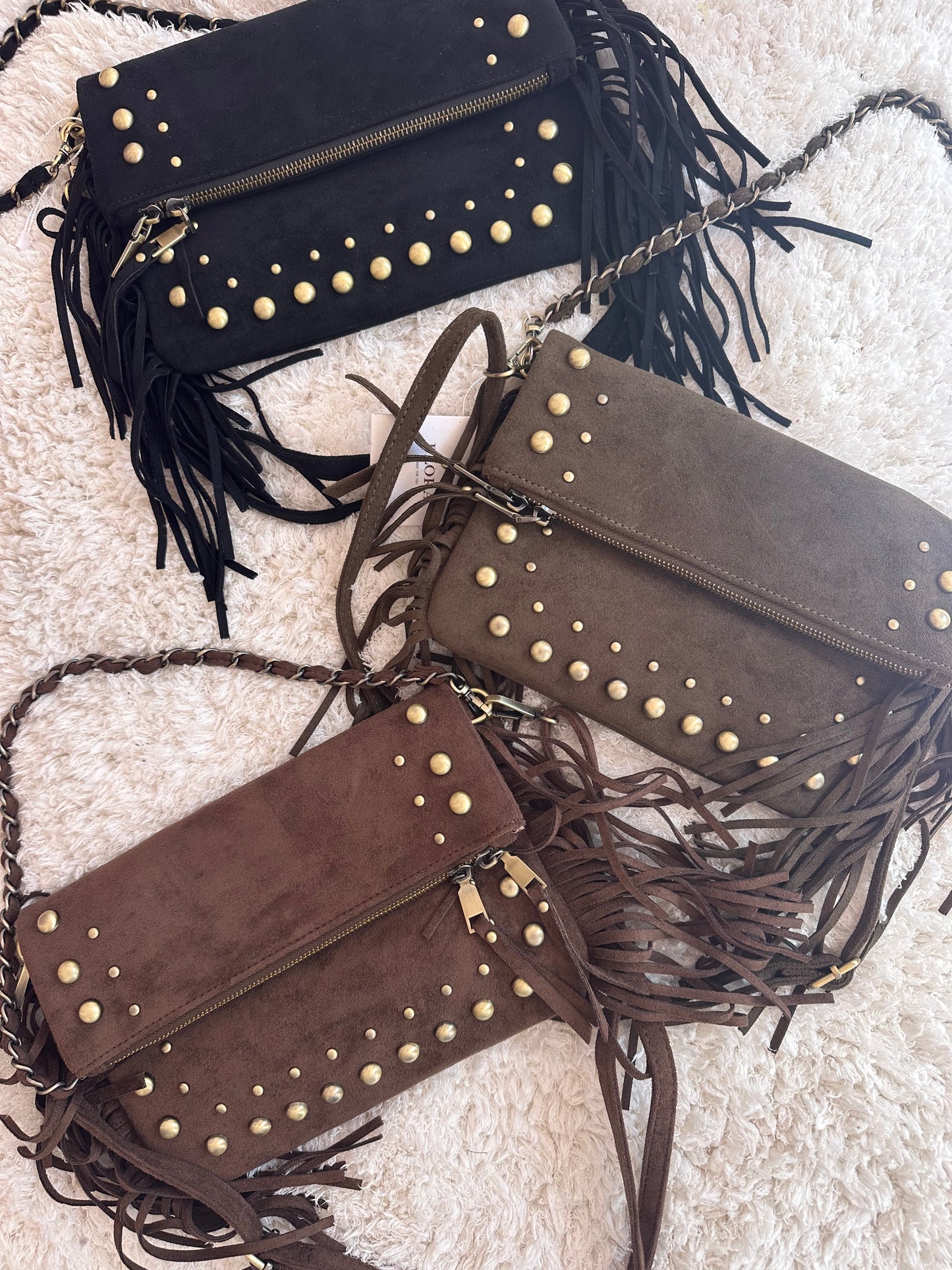 Mala com tachas e franjas