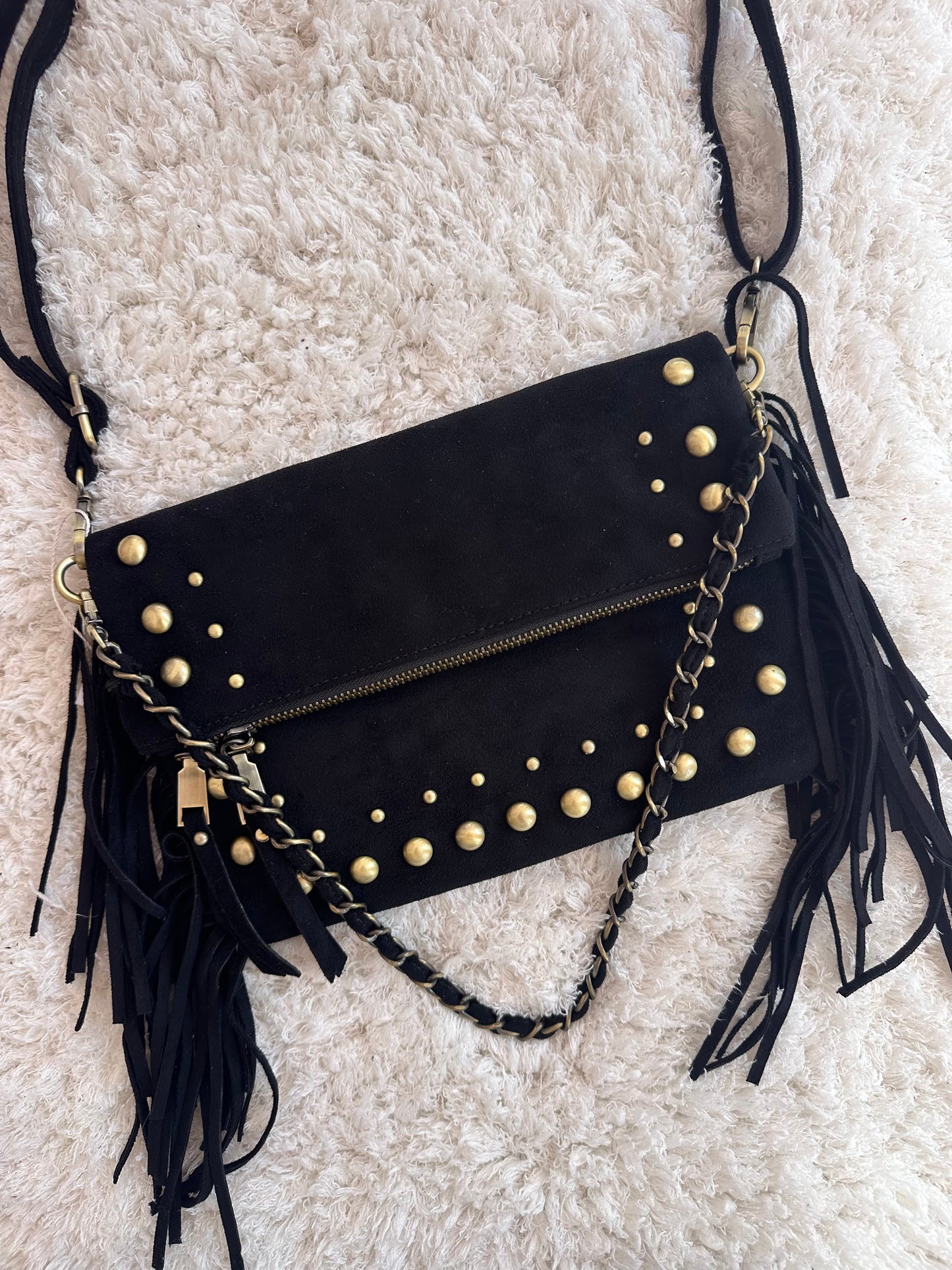 Mala com tachas e franjas