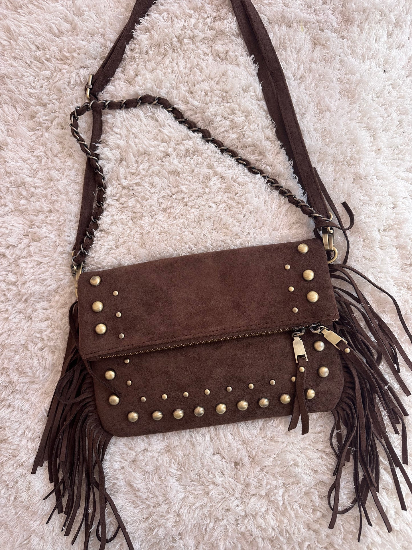 Mala com tachas e franjas