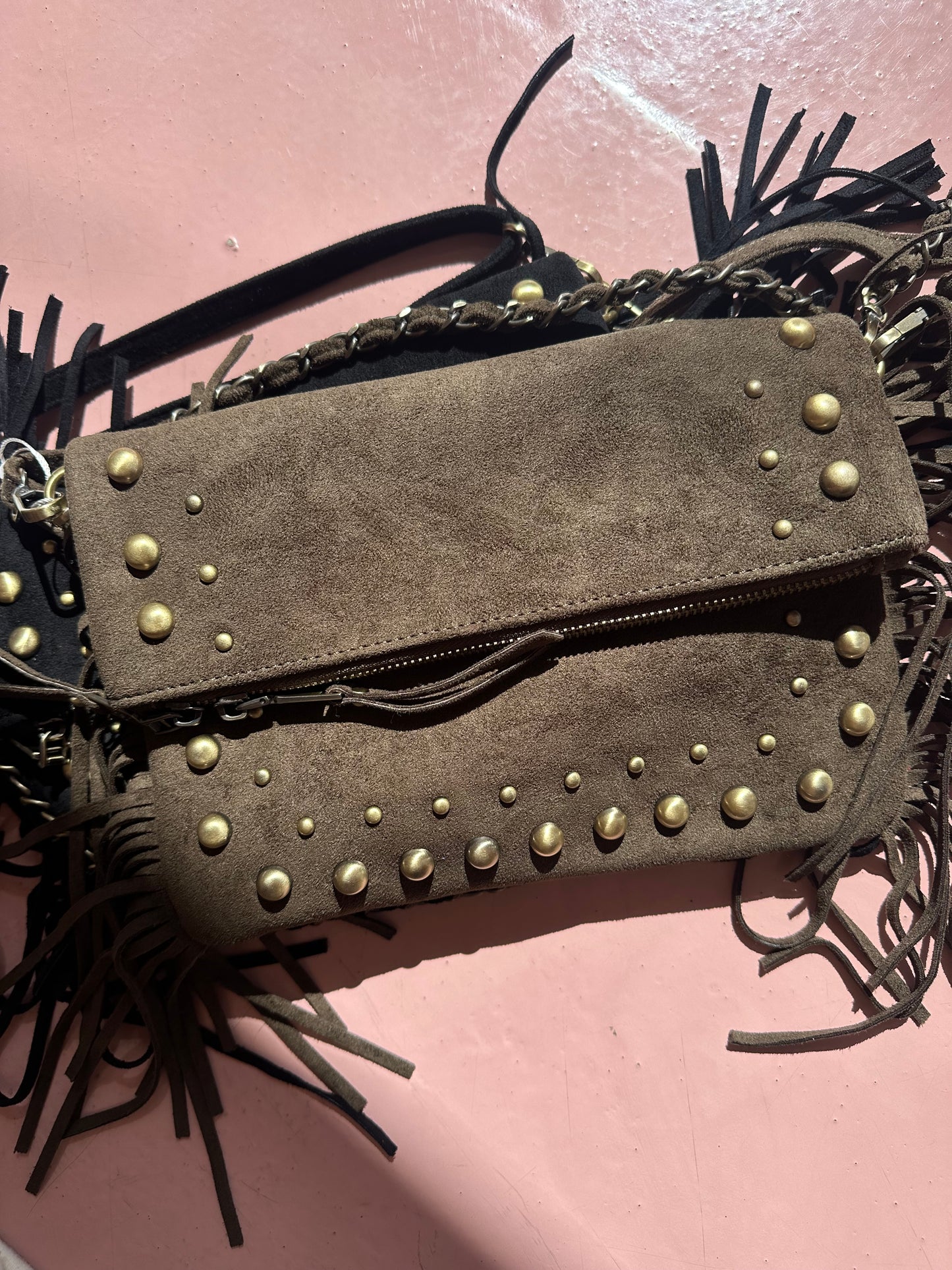 Mala com tachas e franjas