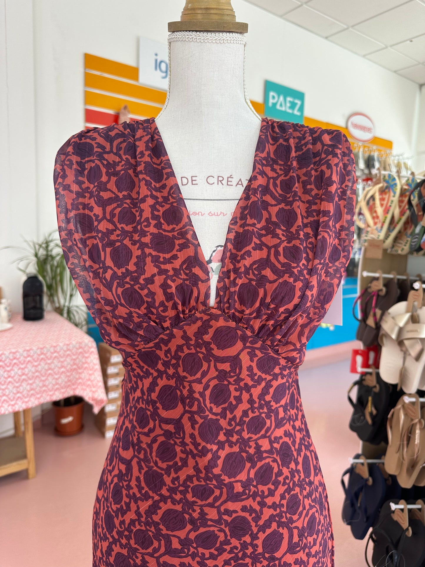 Vestido com ombreiras