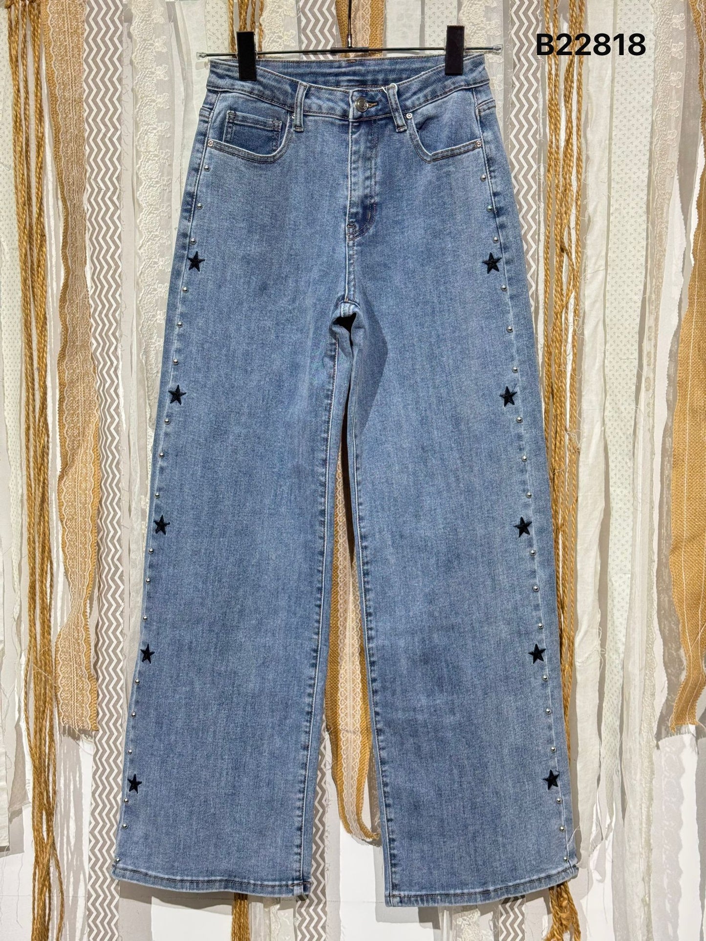 Calça com estrela e tachas